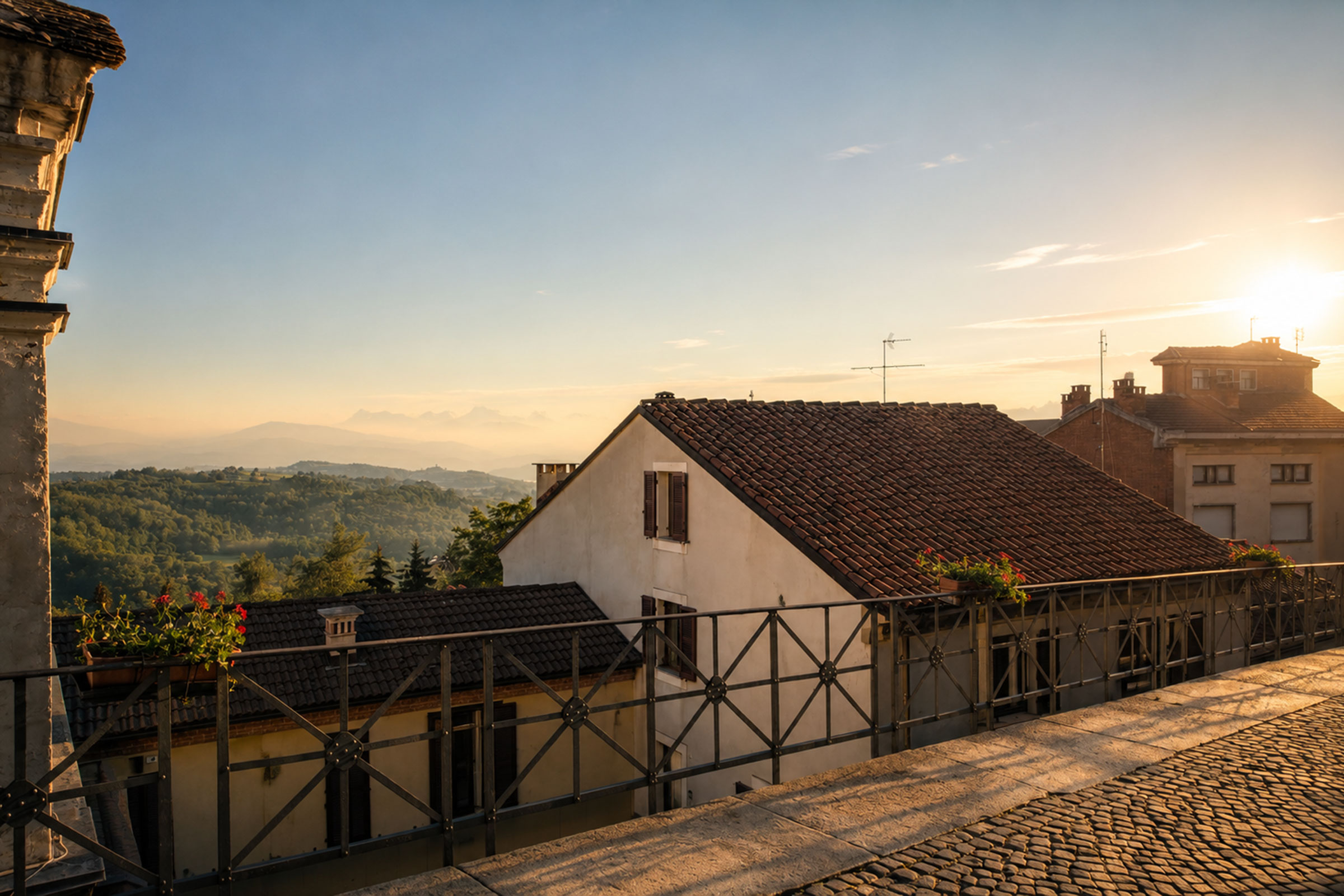 Blick über die Dächer von Murazzano in die Alta Langa