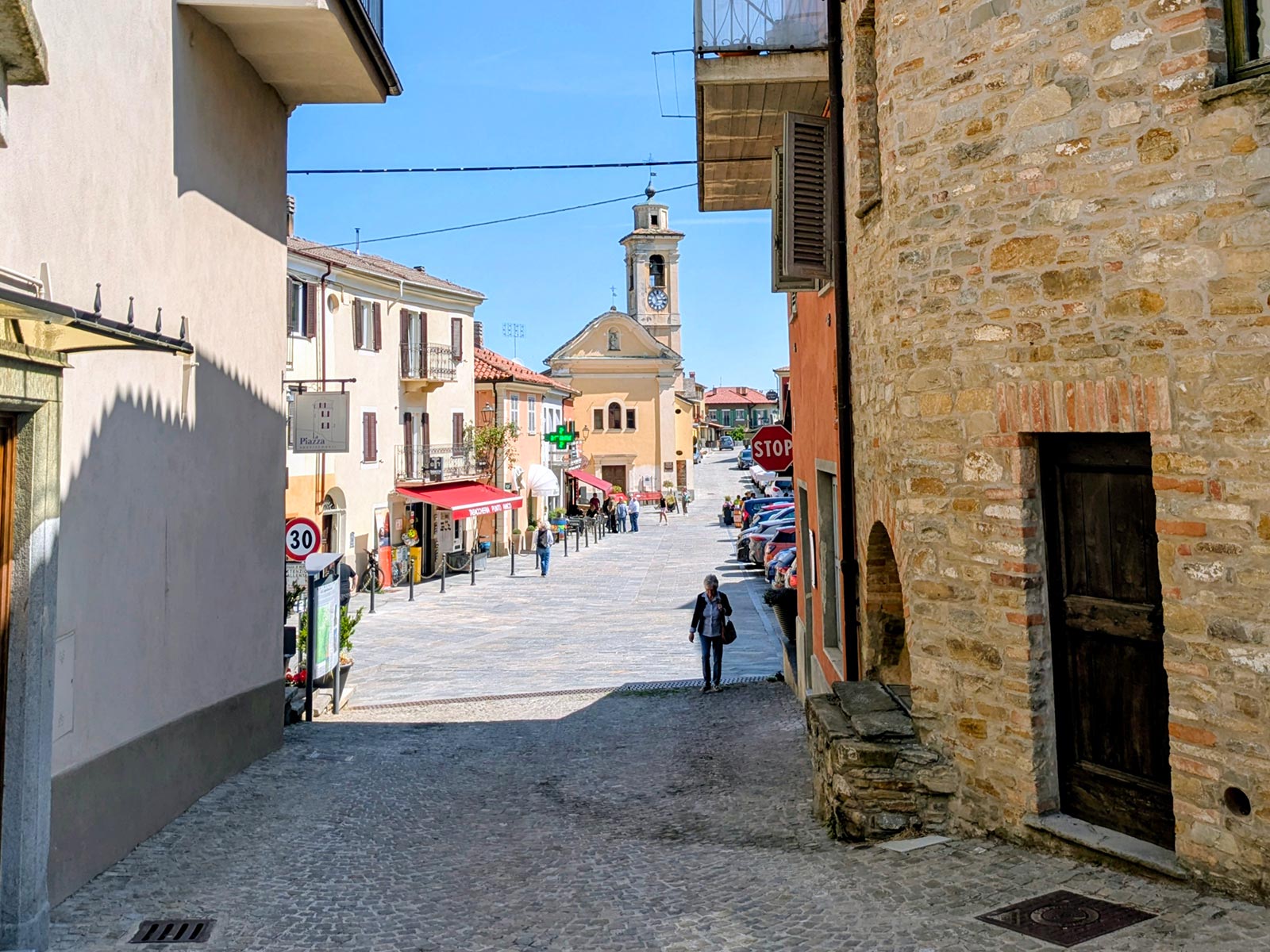 Piazza und Häuser in Murazzano