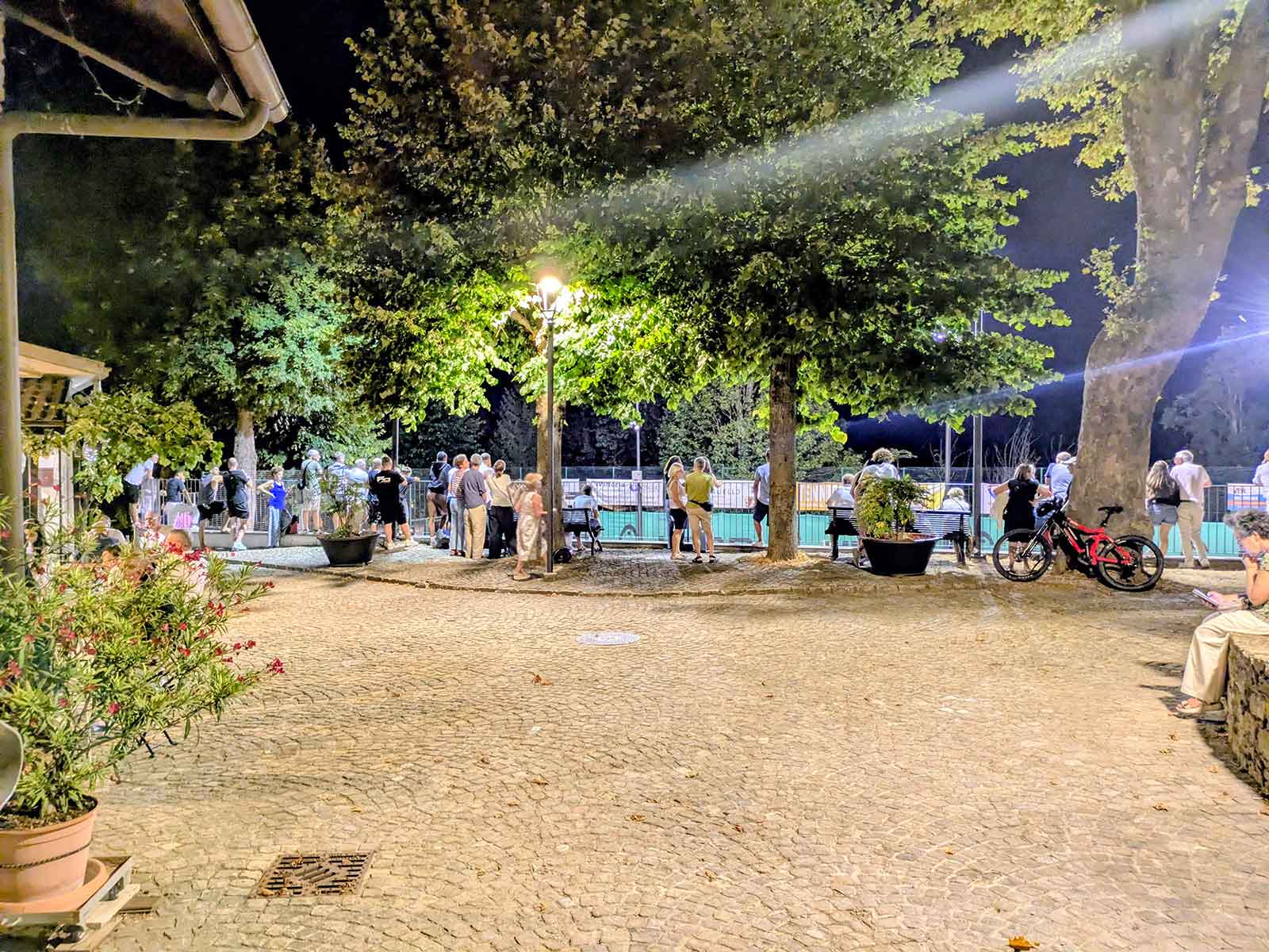 Pubblico intorno al campo del RoLanga Ross durante il Murazzano Medievale