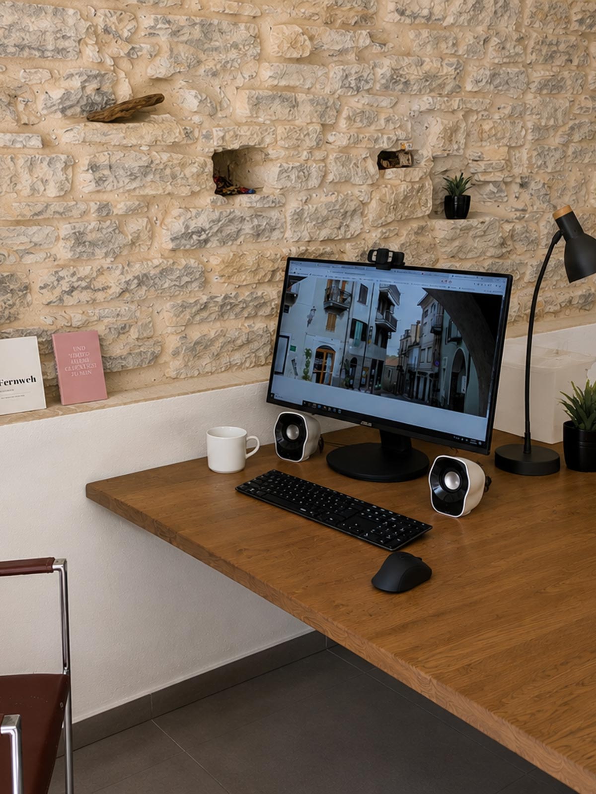 Arbeitsplatz innen, Dorfleben direkt vor der Tür.