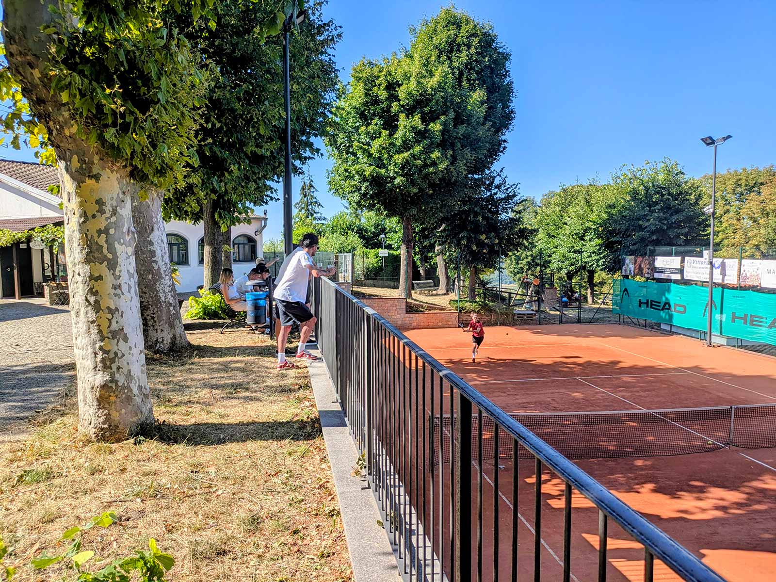 Campo da tennis ai margini di Murazzano
