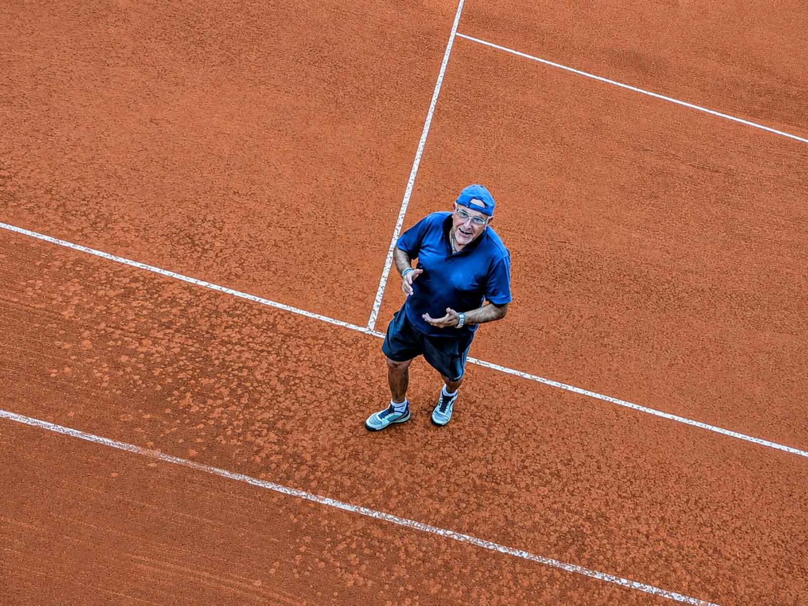 Walter Pagliano sul campo da tennis di Murazzano